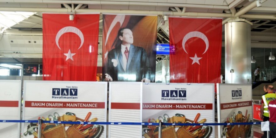 Bombanın patladığı yere Türk bayrağı asıldı