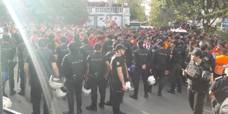 Yasak ardından Galatasaraylı taraftarlar Taksim’de toplandı