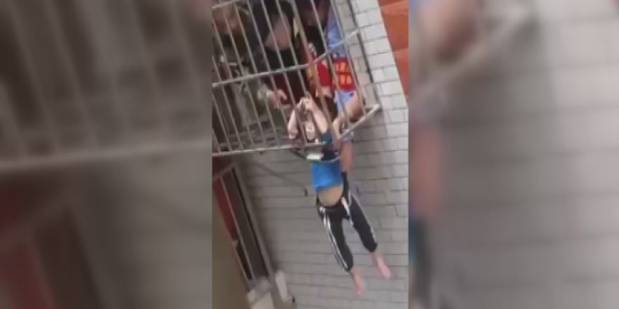 Çin'de demir parmaklıkların arasına sıkışan çocuğu itfaiye ekipleri kurtardı