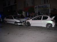 Karaman’da İki Otomobil Kafa Kafaya Çarpıştı: 1'i Çocuk 9 Yaralı