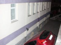 Karabük'te Acemi Kadın Sürücü Otomobil İle Apartmanın Bahçesine Düştü