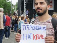 Almanya Köln'de Müslümanlar Teröre Karşı Yürüdü