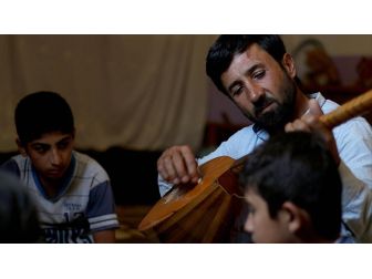Afrinli Saz Aşığı Huzura Kavuşan Köyünde Kurs Açmayı İstiyor