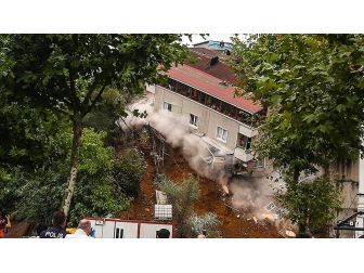 Beyoğlu'nda Boşaltılan Apartman Çöktü