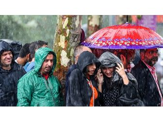 İstanbul'da Sağanak Etkisini Göstermeye Başladı