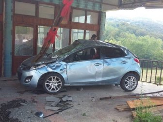 Zonguldak'ta Otomobil Evin Terasına Uçtu: 2 Yaralı