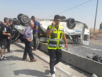 Kudüs'ün Doğusunda Filistinlileri Taşıyan Otobüs Devrildi: 1 Ölü, 18 Yaralı