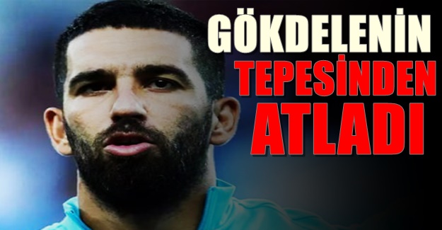 Gökdelenin tepesinden atladı
