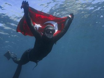 Şahika Ercümen'den Antarktika'da Tarihi Dalış
