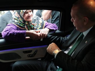 Erdoğan, Makam Aracını Durdurarak Vatandaşlarla Sohbet Etti