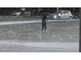 İstanbul'da Sağanak ve Dolu Etkili Hayatı Felç Etti