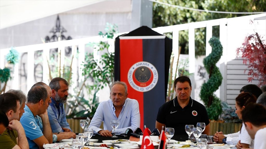 'Koşan Ve Mücadele Eden Genç Bir Takım Kuracağız'