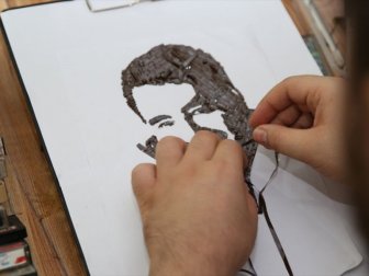 Iraklı Ressam Kaset Bantlarıyla Birçok Sanatçının Portresini Yapıyor