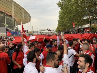 Fransa'da Maç Öncesinde Türkiye Tezahüratları