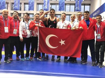 Milli Güreşçi Taha Akgül'den Altın Madalya