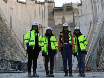 Türkiye'nin En Yüksek Baraj İnşaatına 'Kadın Eli'