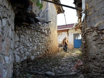 Hasta Eşinin ve Köyünün Bekçisi Oldu