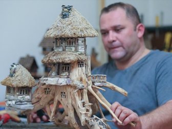 İşte 'Beton Binalar', Evde 'Ağaçtan Maket Evler' Yapıyor