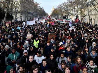 Fransa'da Macron Karşıtları Sokağa Döküldü
