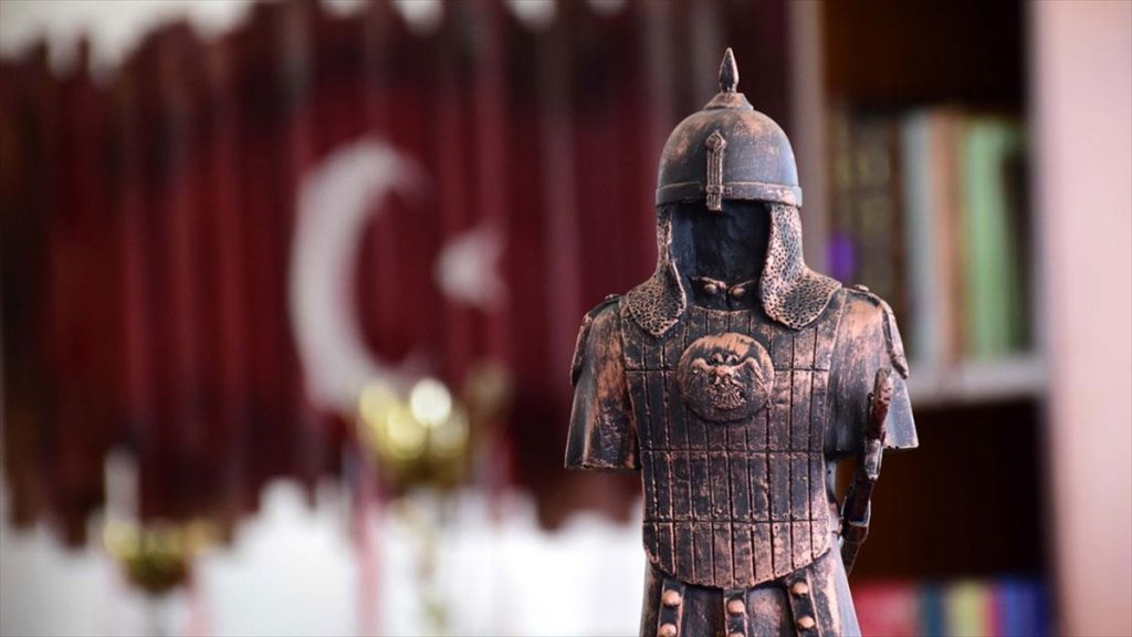 Sultan Alparslan'ın Zırhı Ve Silahlarını Mini Heykellerle Tanıtıyorlar