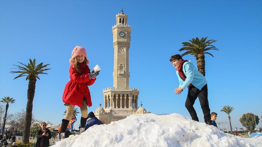 İzmir'e Kar 'Kamyonlarla' Geldi