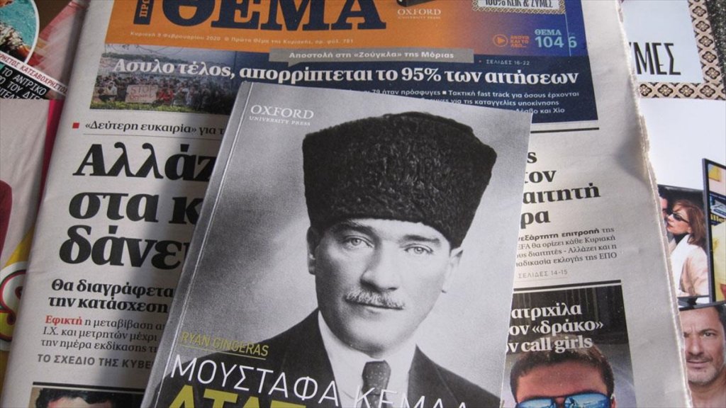 Yunan Gazetesi Atatürk'ün Hayatını Anlatan Kitap Dağıttı