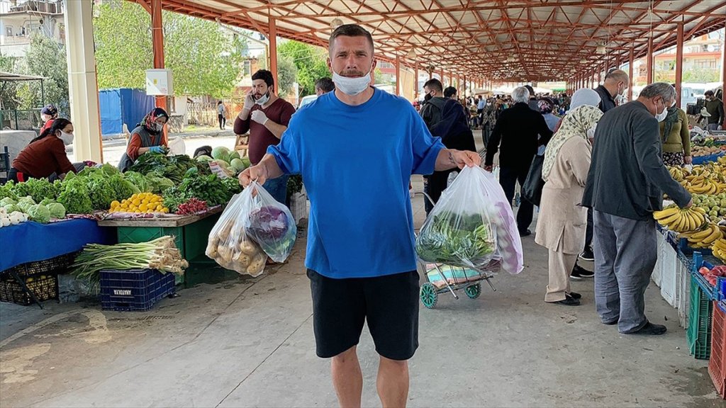 Antalyaspor oyuncusu Podolski'den Maskeli Pazar Alışverişi Paylaşımı