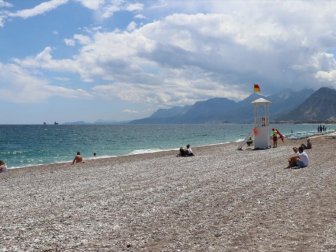 Antalya Sahillerinde 'Sosyal Mesafeli' Deniz Keyfi