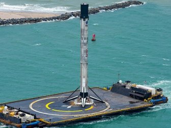SpaceX'in Yeniden Kullanılabilir Roketi Karaya Ulaştı