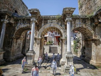 Antalya'da 'Sosyal Mesafe'yle Çöp Topladılar