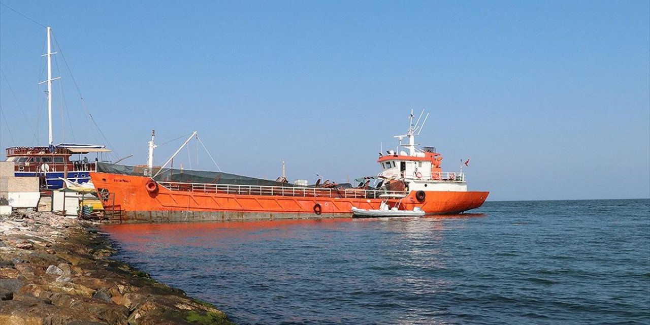 İzmir'de Bir Gemiyle Yurt Dışına Geçirilmeye Çalışılan 276 Sığınmacı Yakalandı
