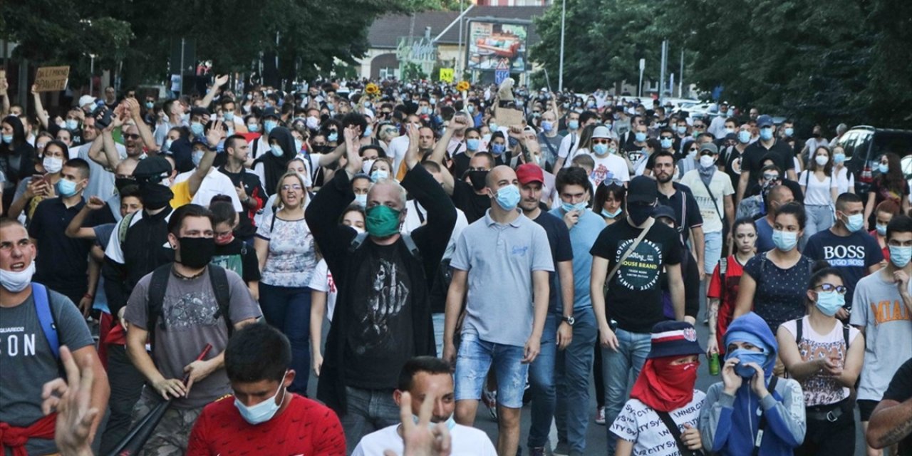 Sırbistan'da Kovid-19 Tedbirlerinin Tetiklediği Protestolar, Hükümet Karşıtı Gösterilere Evrildi