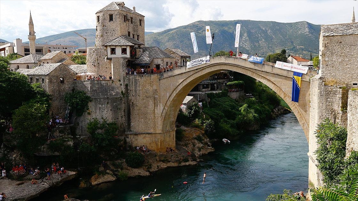 Bosna Hersek'te '454. Mostar Köprüsü Atlayışları' gerçekleşti
