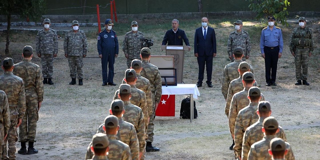 Milli Savunma Bakanı Akar ve TSK Komuta Kademesi 'Hudut Kartallarıyla' Bayramlaştı
