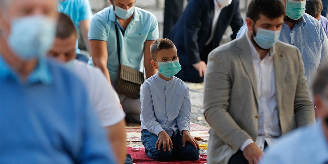 Dünyanın Dört Bir Yanındaki Müslümanlar Kurban Bayramı'na Kovid-19 Gölgesinde Girdi