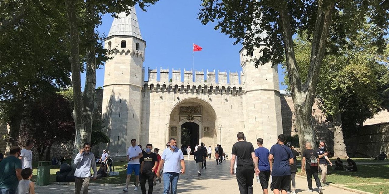 Tarihi Yarımada'daki tarihi mekanlara ziyaretçi yağmuru