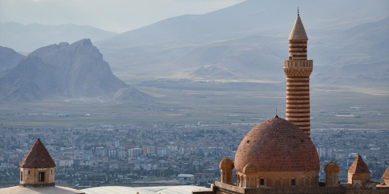 Tarihi İshak Paşa Sarayı'na Kurban Bayramı'nda ziyaretçi akını