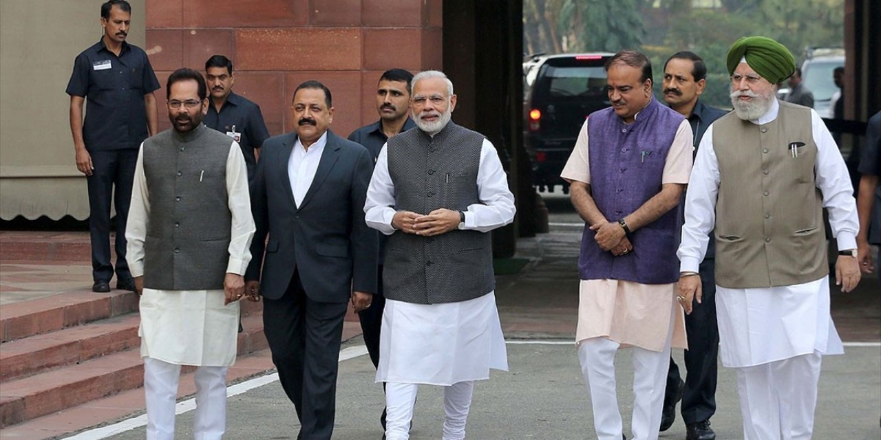 Hindistan Başbakanı Modi, Babri Camisi'nin Yerine İnşa Edilecek Tapınağın Temel Atma Törenine Katıldı
