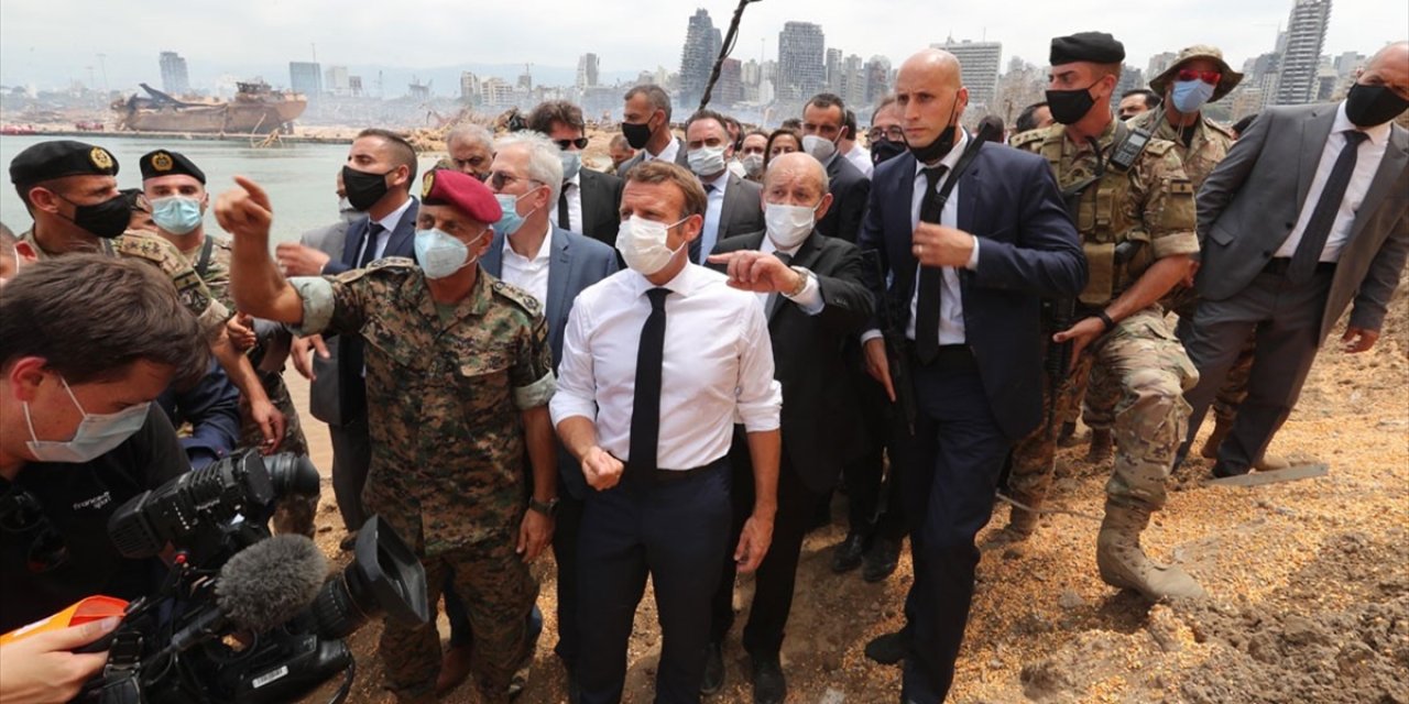 Fransa Cumhurbaşkanı Macron, Beyrut Ziyaretinde 'Sömürgeci Söylem' Kullanmakla Linç Ediliyor