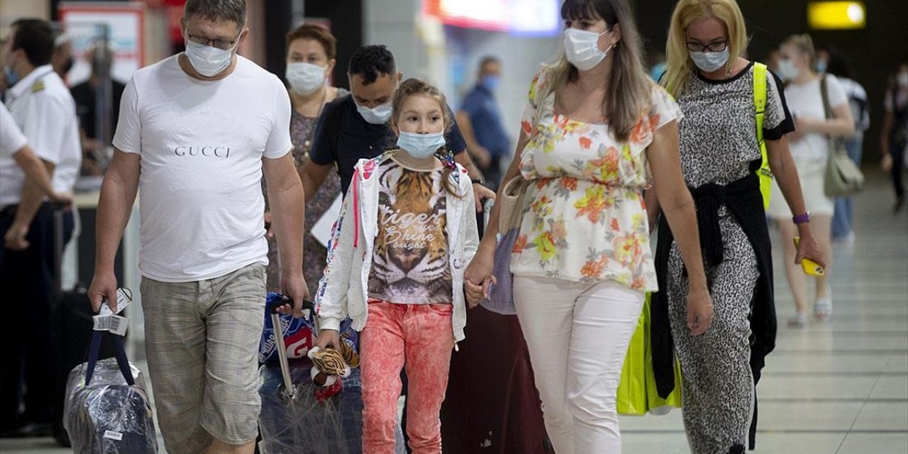 Rusların Tatil Özlemi Sona Erdi: 'Türkiye'yi ve Antalya'yı Çok Özledik'