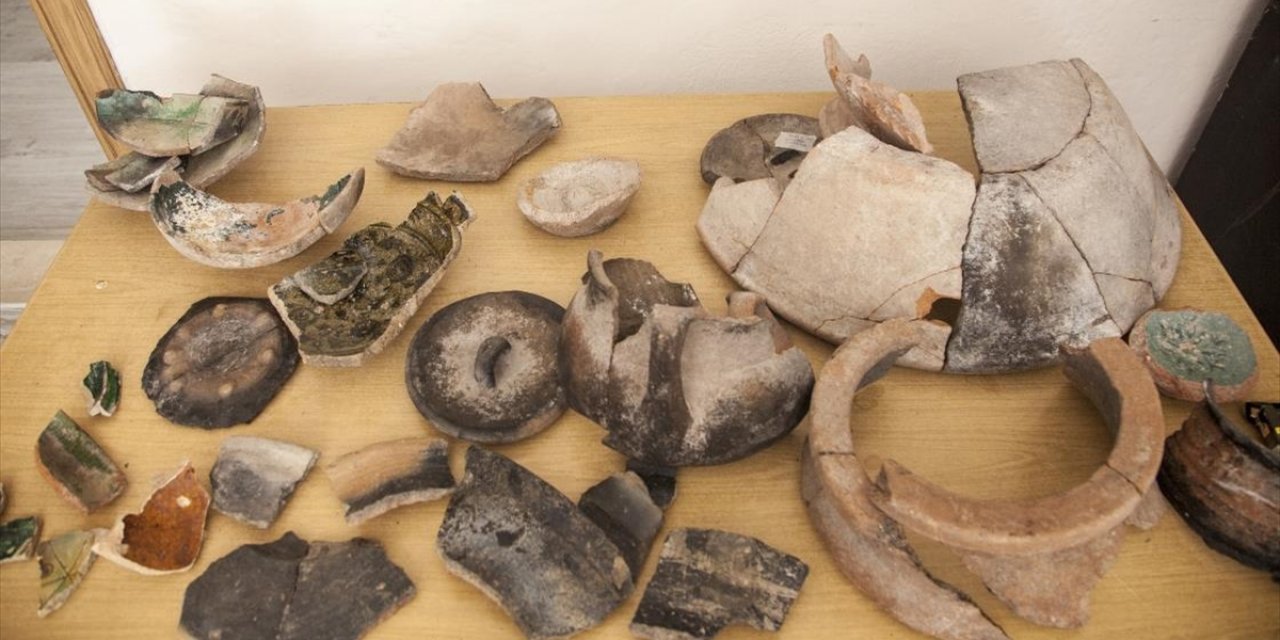 Eski Ahlat Şehri İç Kale Kazılarında 5 Bin 200 Yıllık Parçalar Bulundu
