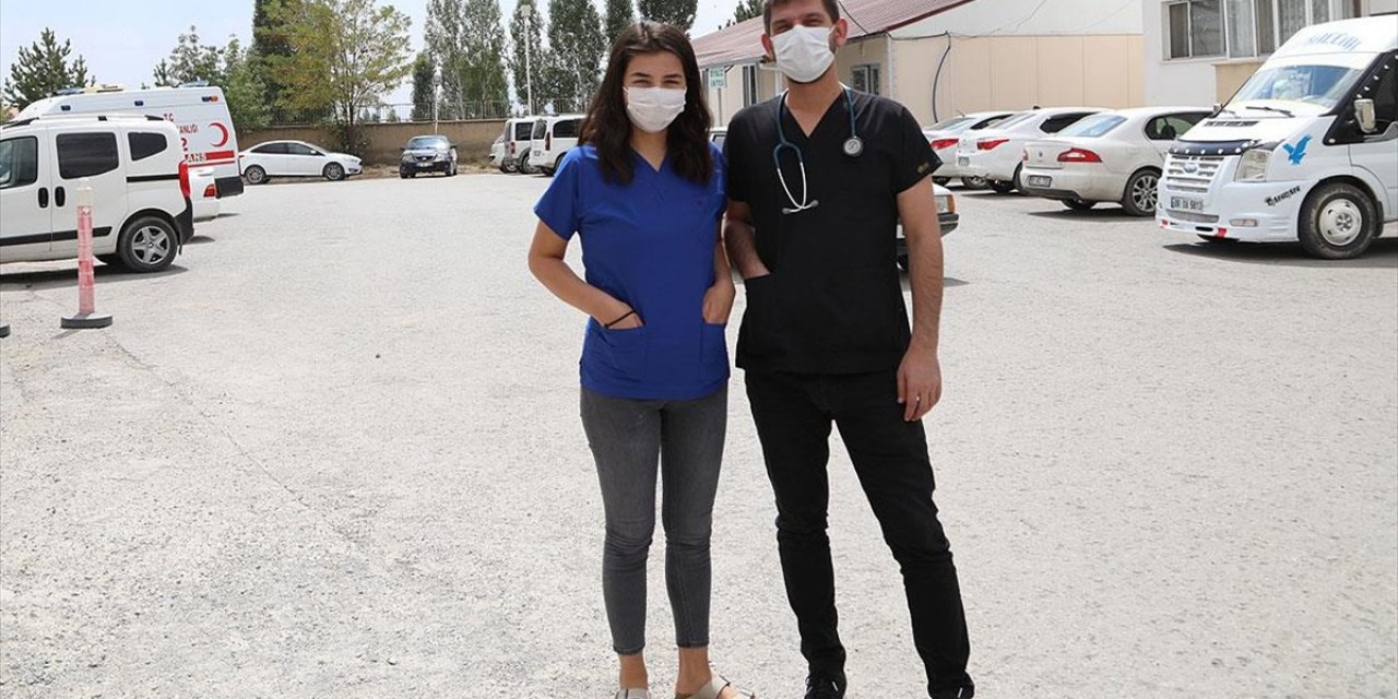Kovid-19'u Yenen Doktor Çift: 'Maske Takmazsanız Başka Maskeler Takmak Zorunda Kalabilirsiniz'