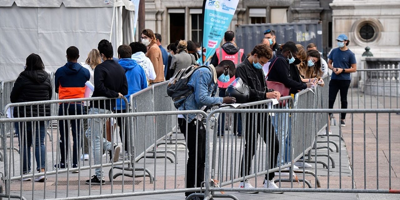 Fransa Korkutan Gününü yaşadı vaka sayılarında rekor denilecek bir tırmanış