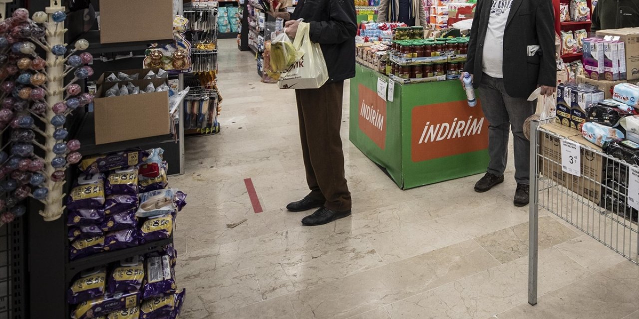 Market ve Pazar Yerlerinde Virüse Karşı En Önemli Tedbir 'Sosyal Mesafe ve Maske'