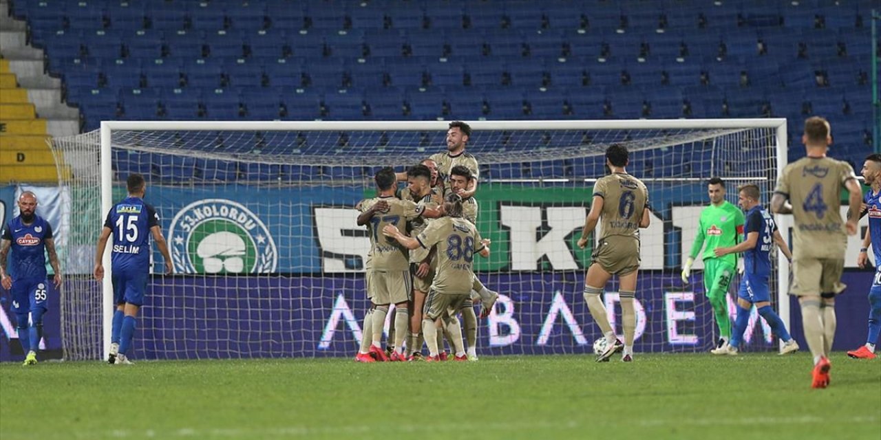 Sezonun İlk Maçında Fenerbahçe, Çaykur Rizespor'u 2-1 Yendi
