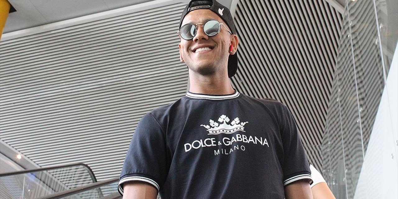 Brezilyalı Efsane Futbolcu Beşiktaş Transferi için Türkiye'ye geldi Olay haber basına böyle yansıdı