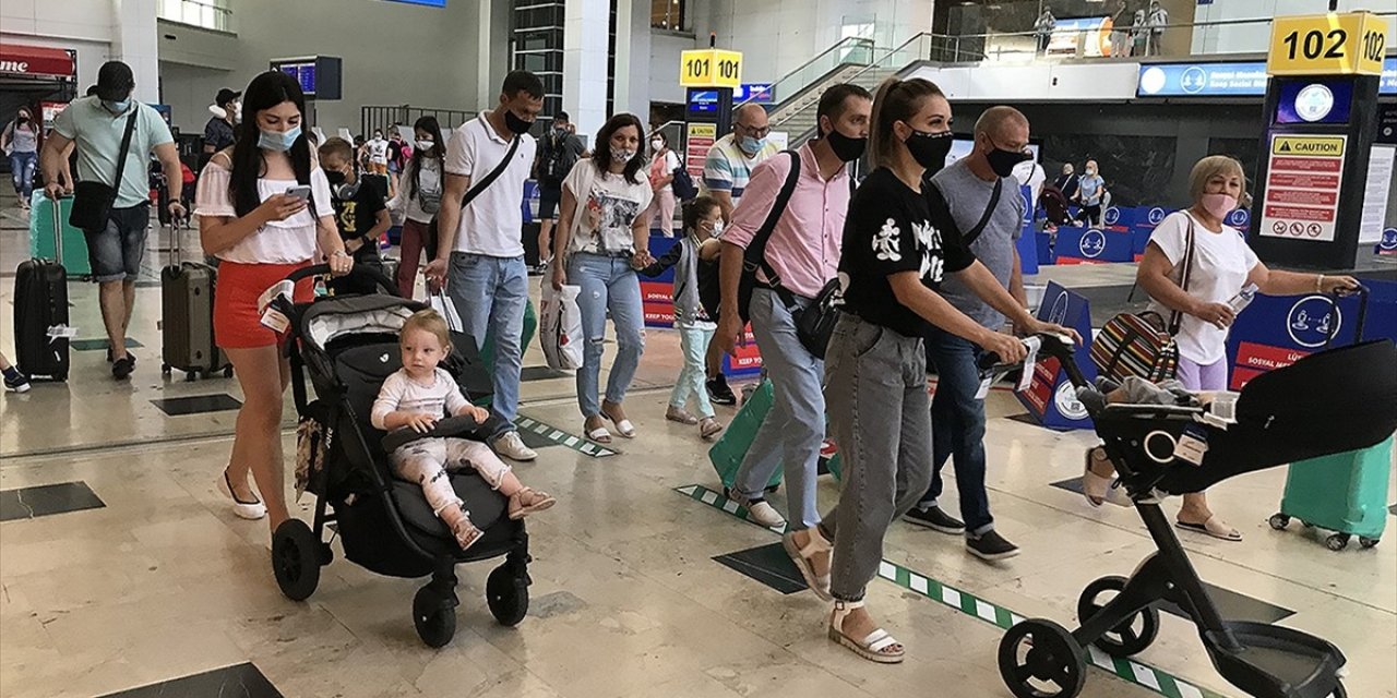 Antalya Akın Akın Doldu Taştı Gelen Turist Sayısı Dudak Uçuklattı