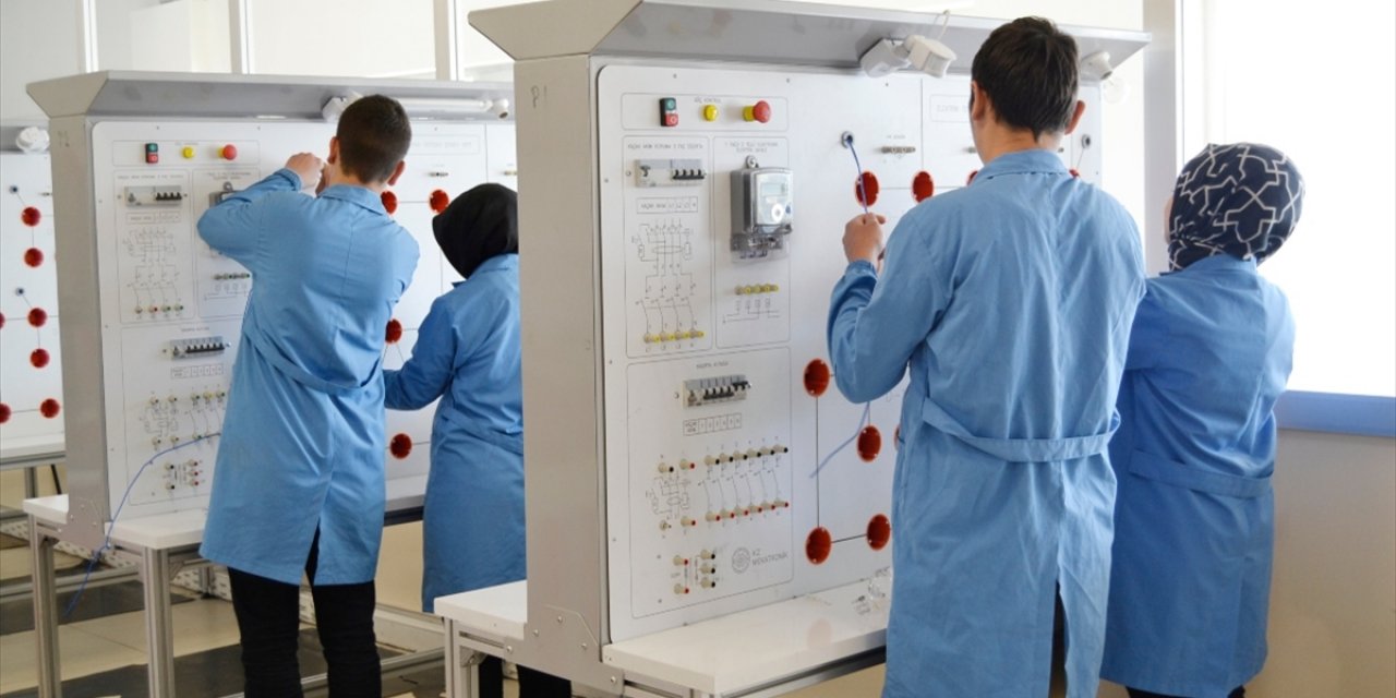 Teknik Lisenin Mezunları Sanayiciler Tarafından Adeta Kapışılıyor