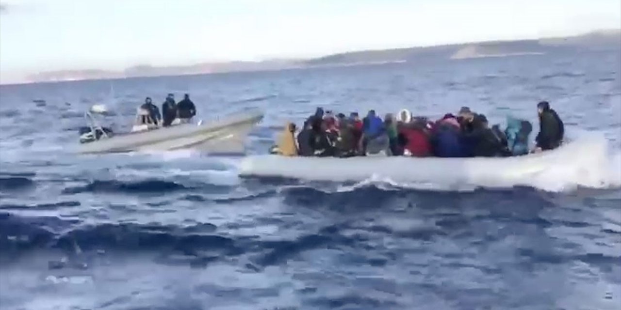 Hollanda Yayın Kuruluşu NOS: 'Yunanistan, Paralarına El Koyduğu Göçmenleri Denize Geri İtiyor'