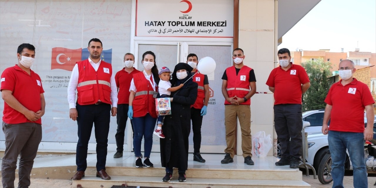 Suriye'de İç Savaşın Ayırdığı Aileleri Türk Kızılay Kavuşturuyor